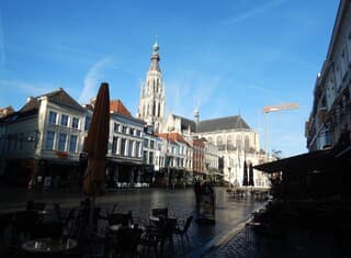 Volop zon en blauwe lucht boven de Grote Markt.