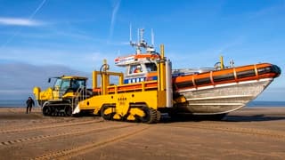 AAN ZEE ZATERDAG MET ZON