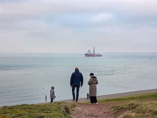 rustige zee,weinig wind..beetje nevelig boven zee..