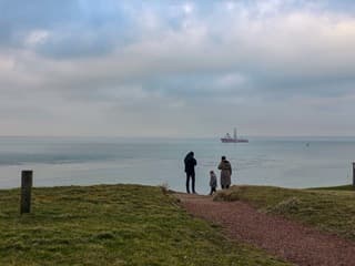 heiig boven zee...weinig wind..meestal is het grijs vanmiddag maar