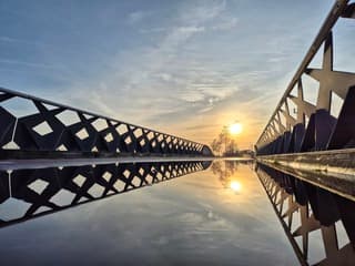 Ondergaande zon weerspiegeld in een plas water