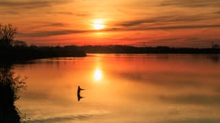 Vissen bij een waterige zonsondergang in de Kraaijenbergse Plassen is een prachtig idee.