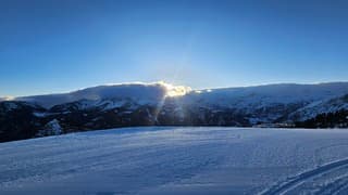 Blijft de bewolking bij die bergen hangen?