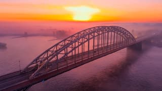Ochtendmist boven de Waalbrug