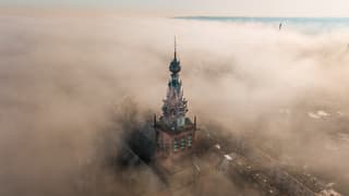 De Stevenskerk in Nijmegen tijdens de mist