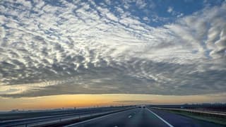 Flinke bewolkte lucht onderweg 