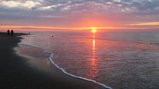 Roze zonsondergang aan zee