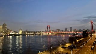 Lage wolkenlaag boven de Willemsbrug  