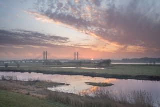 Rechts komt de zon op en kleurt de lucht