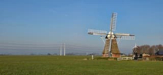 Strak blauwe lucht boven de Groninger landerijen 