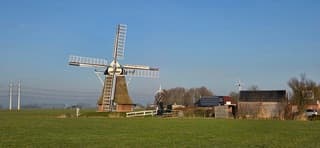 Strak blauwe lucht boven de Groninger landerijen 