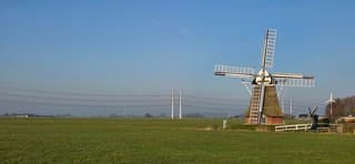 Strak blauwe lucht boven de Groninger landerijen 