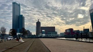 De zon doet haar best om  tevoorschijn te komen 