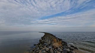 geen zon, bewolkt en wat blauwe lucht op de lelydijk