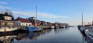 Blauw bewolkte lucht boven de haven in Zoutkamp 