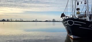 Blauw bewolkte lucht boven Groninger dorpje Zoutkamp 