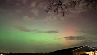 Noorderlicht laat mooie kleuren aan de avondhemel zien.