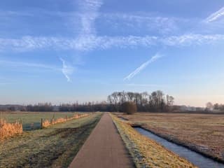 Blauwe lucht en wolkjes 