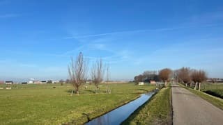 Prachtig blauw zonovergoten polder
