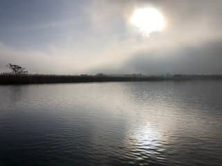 De zon breekt de mist boven Budel Dorplein 