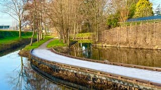Brug boven water bevroren boven land ontdooid