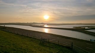 Zon en sluierwolken boven Texel 