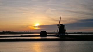 De zon verdwijnt achter toenemende bewolking 