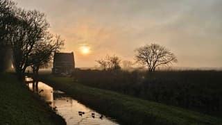 Ondergaande zon in lichte mist
