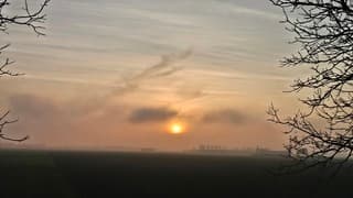 Ondergaande zon in opkomende mist