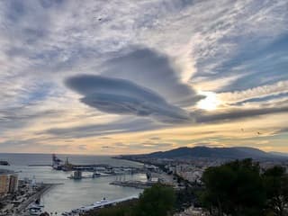 schotelwolk boven Malaga stad
