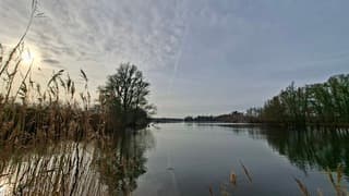 Zon bij half bewolkte lucht bij zijtak IJssel