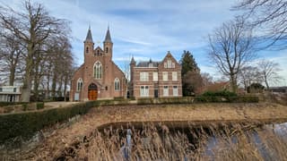 De kerk in een vriendelijke bewolkte lucht