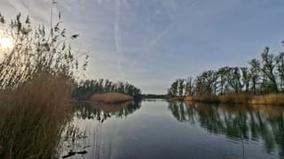Zon bij half bewolkte lucht bij zijtak IJssel
