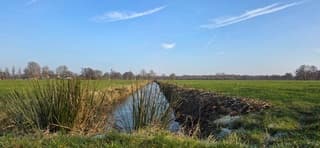 Blauw bewolkte lucht en zon boven de provincie Groningen 