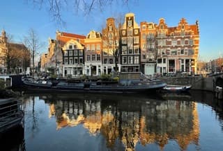 Lekker vrolijk zo de felle ochtendzon op de kleurige panden aan de Prinsengracht