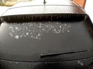 IJspegels aan auto door ijzel