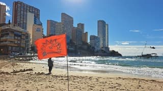 De rode vlag aan de Costa Blanca 