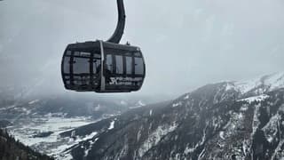 Kaprun op de berg sneeuw in het dal geen sneeuwval