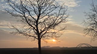 Mooie wolkenluchten bij zonsopkomst 