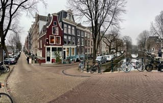 Grijs en erg koud met weinig kleur, en dan vallen vrolijke huisjes zoals deze extra op.