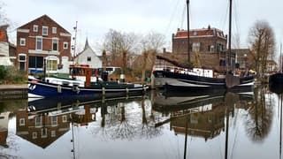 Spiegelend water,  weinig wind en grijs...