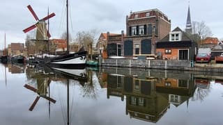 Spiegelend water,  weinig wind en grijs...