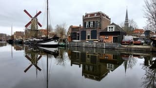 Spiegelend water,  weinig wind en grijs...