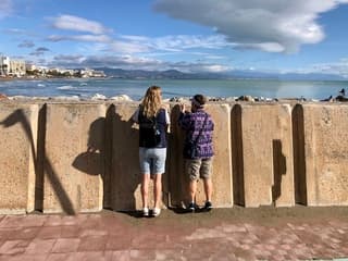 Gluren over de kade naar de Sierra Nevada.