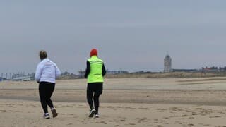 5 bft  WARMTRIMMEN op een bitter koud strand