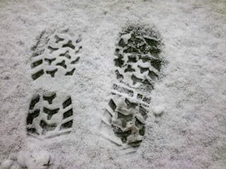 Sneeuw dat iets later, bevroren uit de lucht komt..