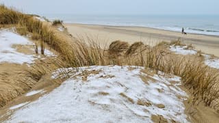 Sneeuwresten op het strand