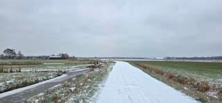 Lichte sneeuwval boven de provincie Groningen vanmiddag 