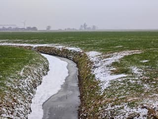 Het landschap kleurt weer langzaam wit.