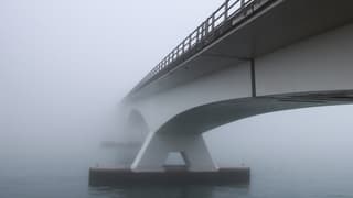 Zeelandbrug in dichte mist